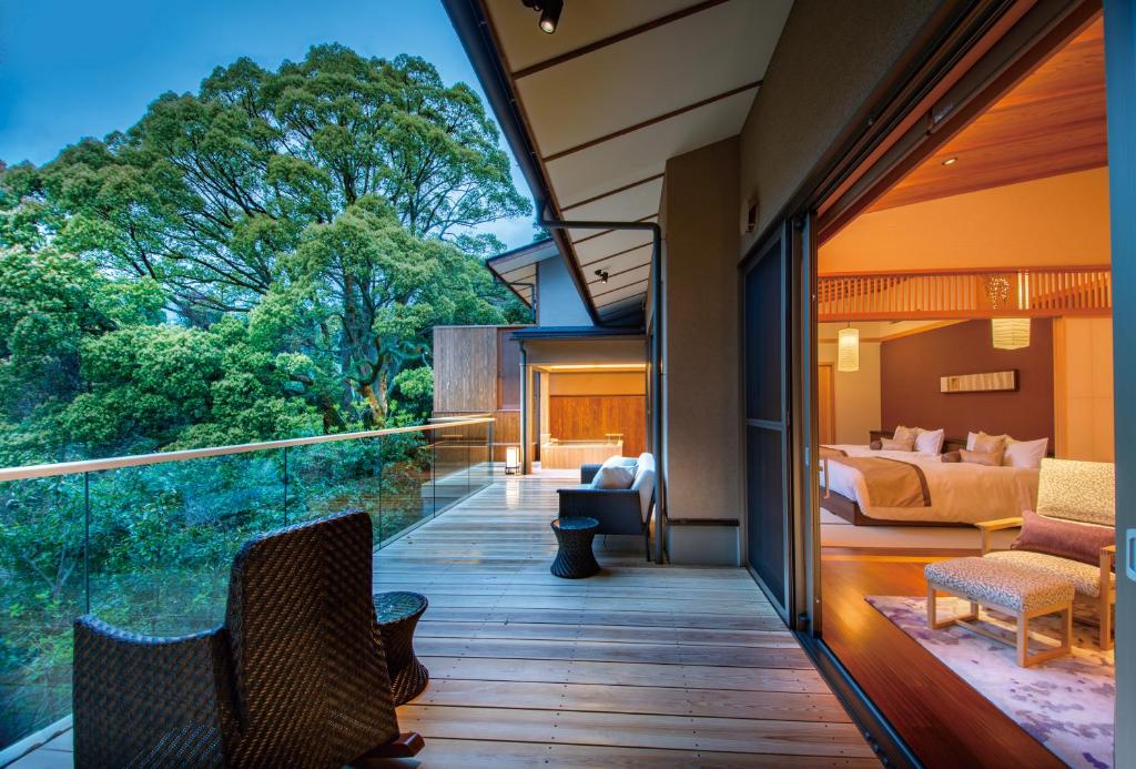 Cette chambre comprend un lit et un balcon. dans l'établissement ABBA Resorts Izu - Zagyosoh, à Itō