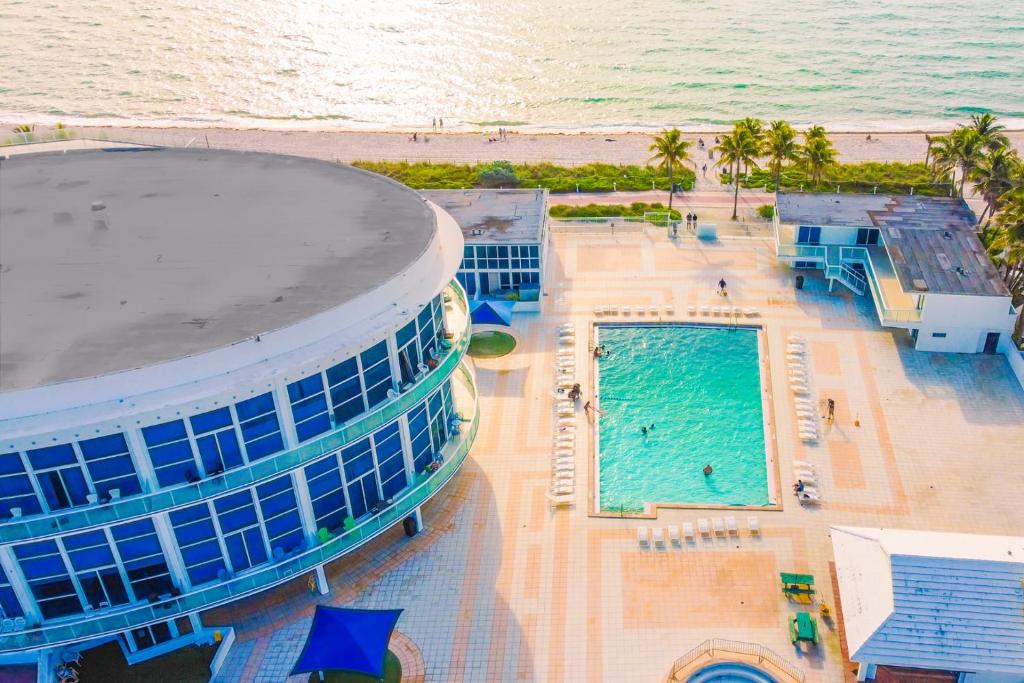 una vista aérea de un edificio y una piscina en Miami Beach Apartments by MiaRentals, en Miami Beach