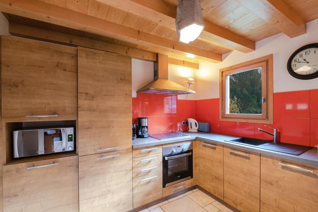 Kuchyňa alebo kuchynka v ubytovaní Family chalet with terrace and garden in Chamonix