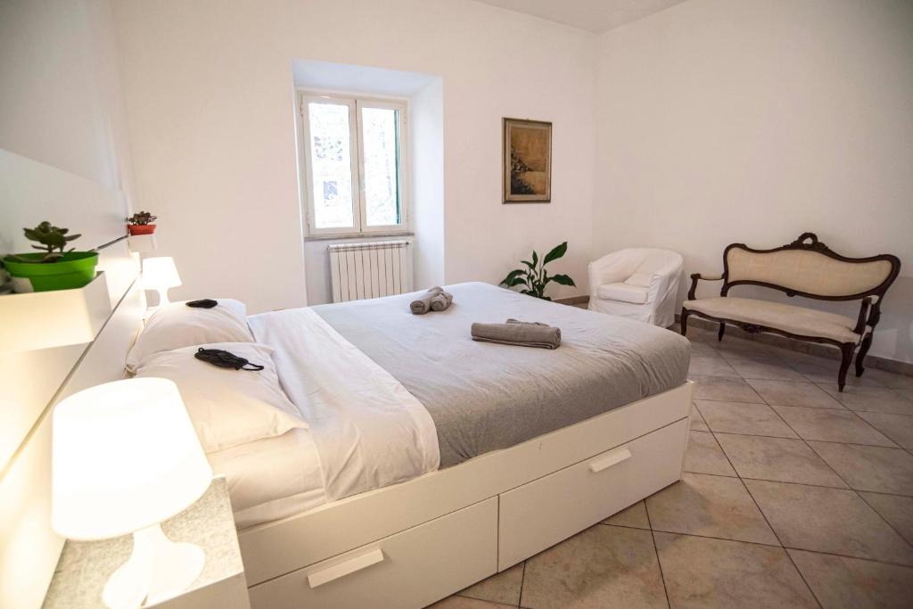 A bed or beds in a room at Casa Futura Trastevere