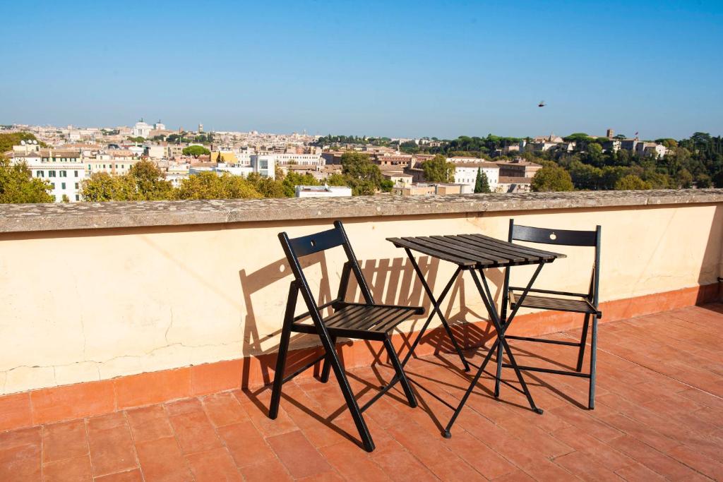 A balcony or terrace at Casa Futura Trastevere