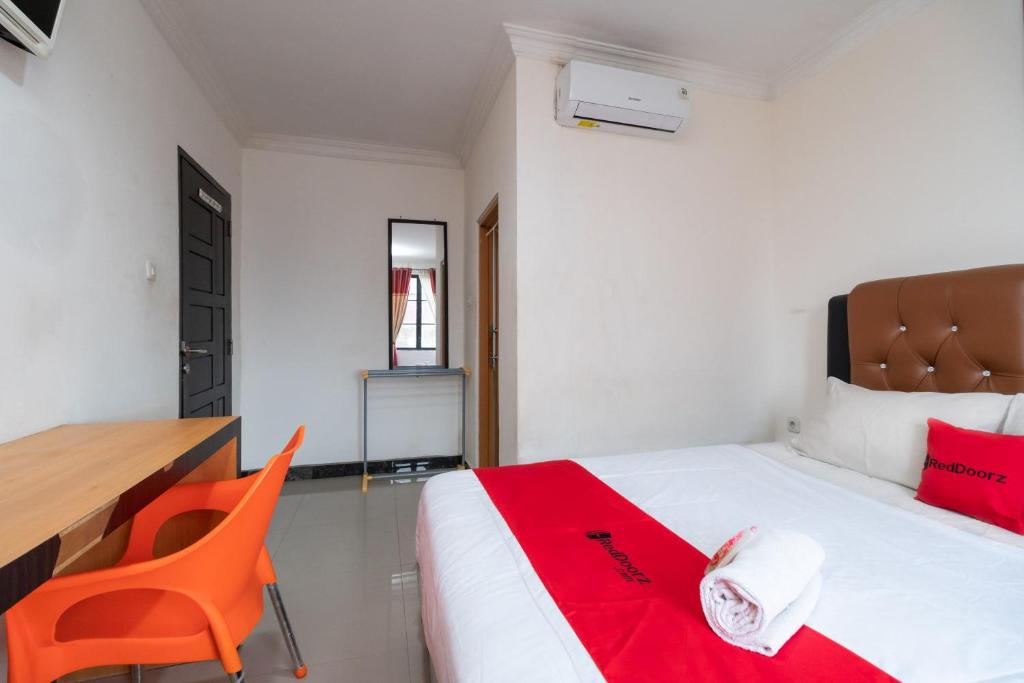 Postel nebo postele na pokoji v ubytování RedDoorz near RSIA Andini Pekanbaru