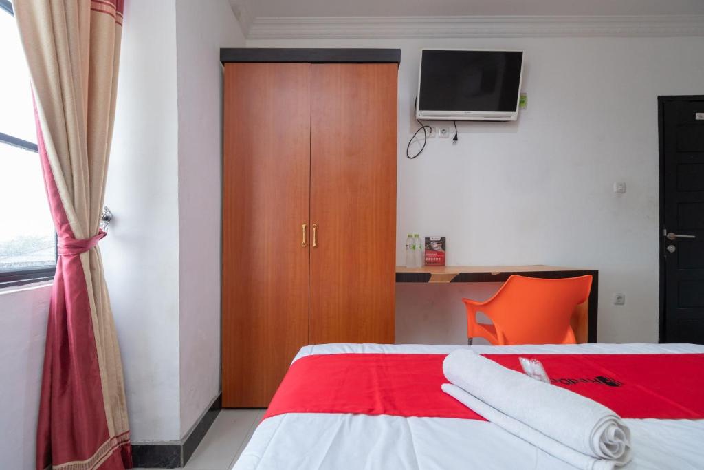 Postel nebo postele na pokoji v ubytování RedDoorz near RSIA Andini Pekanbaru