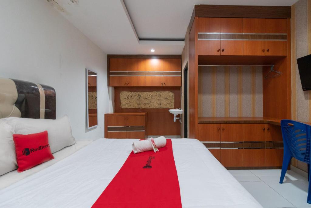 Postel nebo postele na pokoji v ubytování RedDoorz near RSIA Andini Pekanbaru