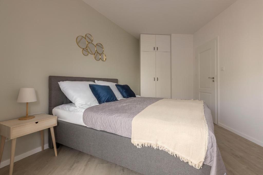 Posteľ alebo postele v izbe v ubytovaní Glow Apartments, Gdańsk Śląska 12