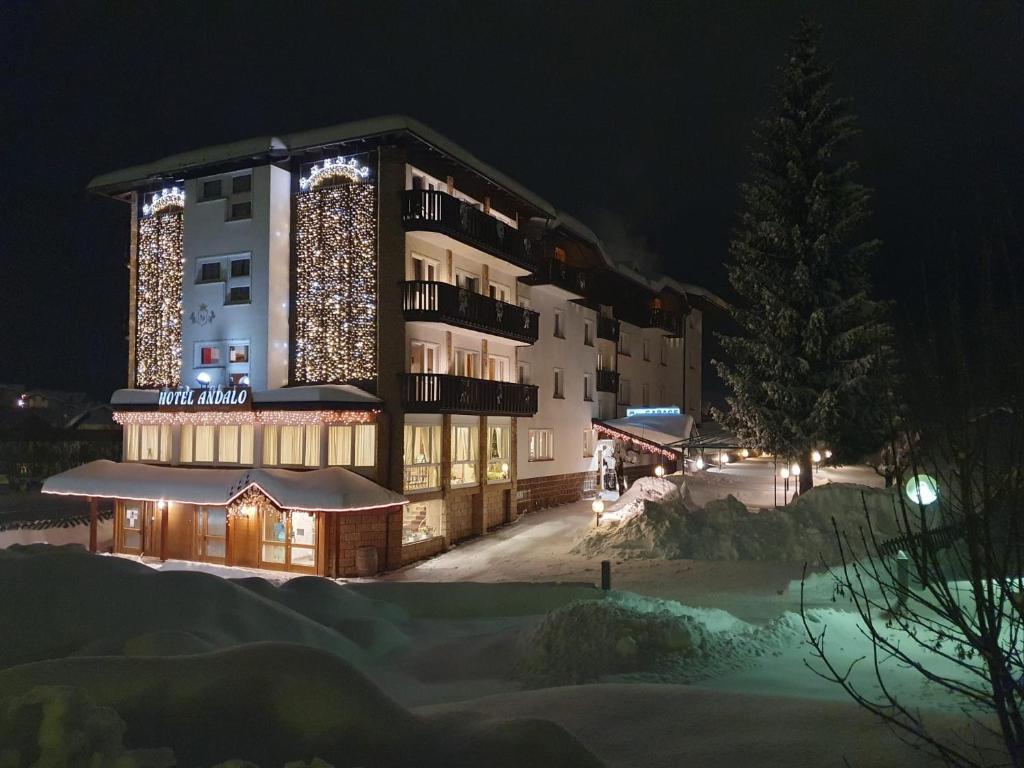 um edifício com luzes de Natal à noite em Hotel Andalo em Andalo