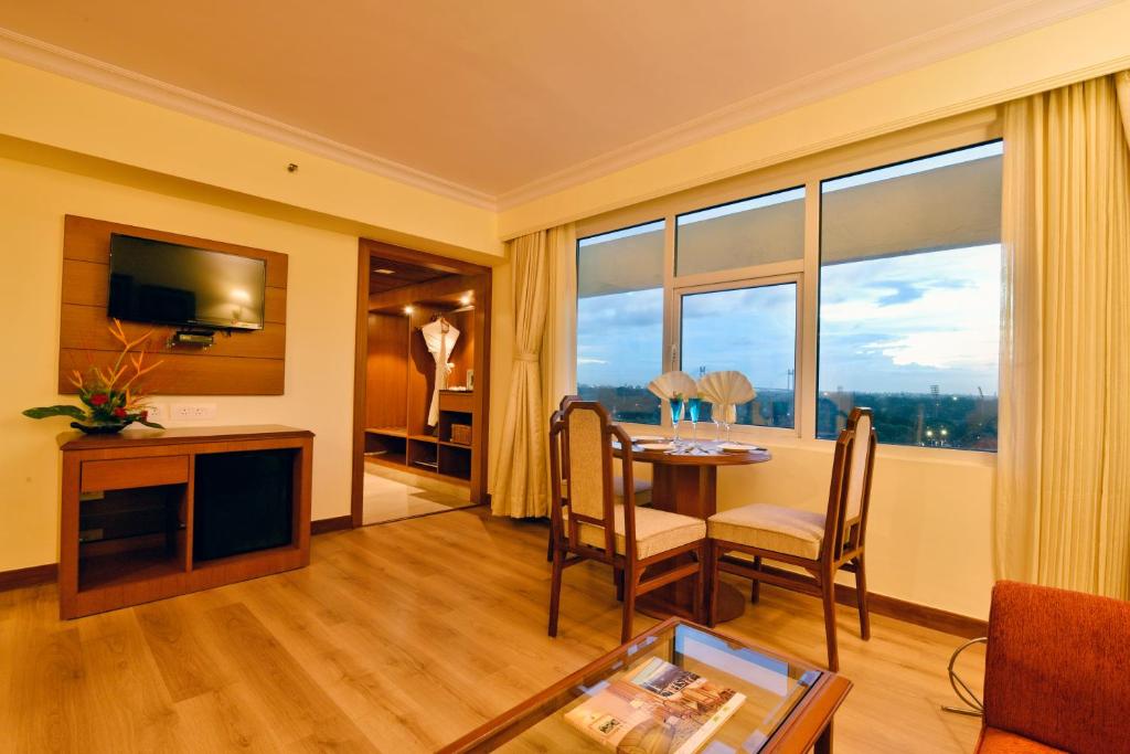 TV a/nebo společenská místnost v ubytování Peerless Hotel Kolkata