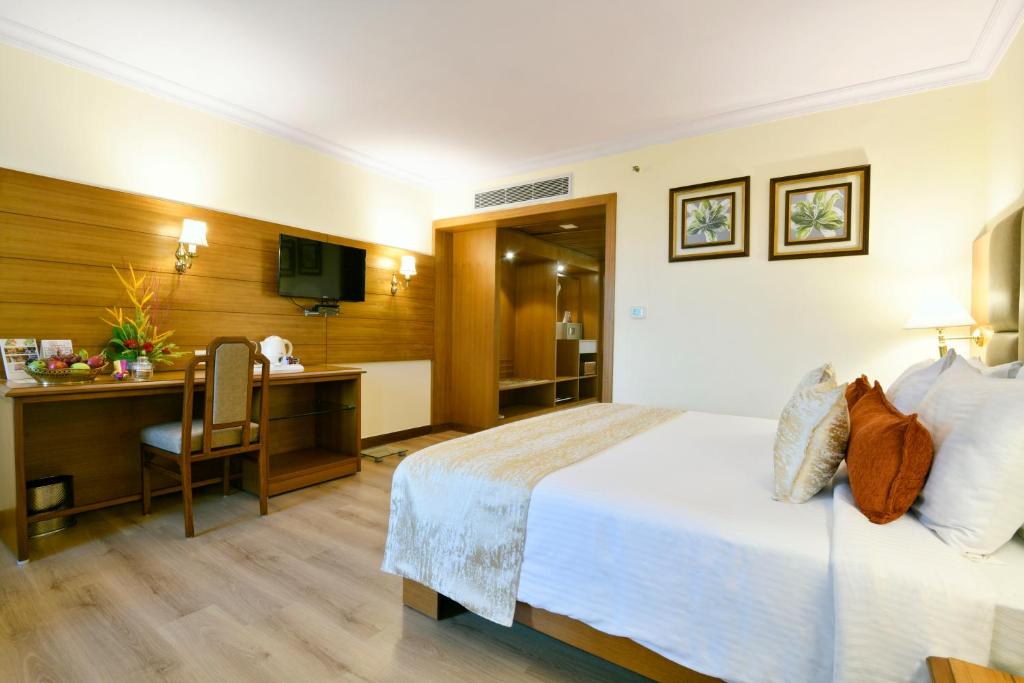 Postel nebo postele na pokoji v ubytování Peerless Hotel Kolkata