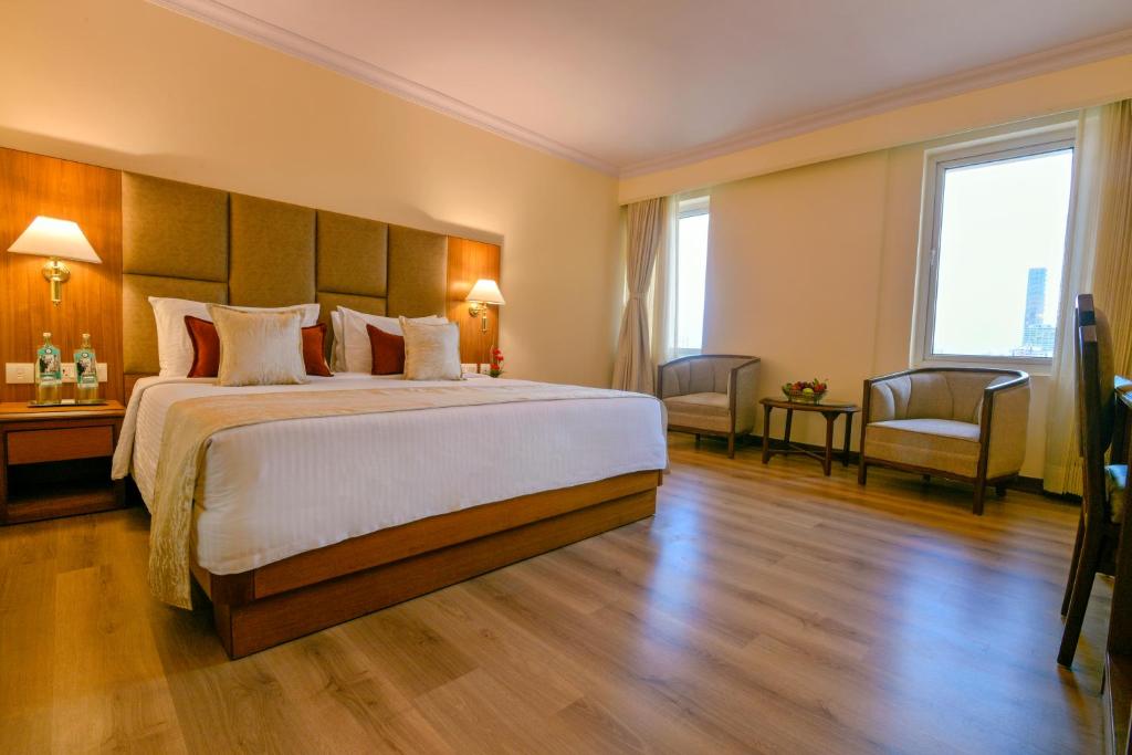Postel nebo postele na pokoji v ubytování Peerless Hotel Kolkata