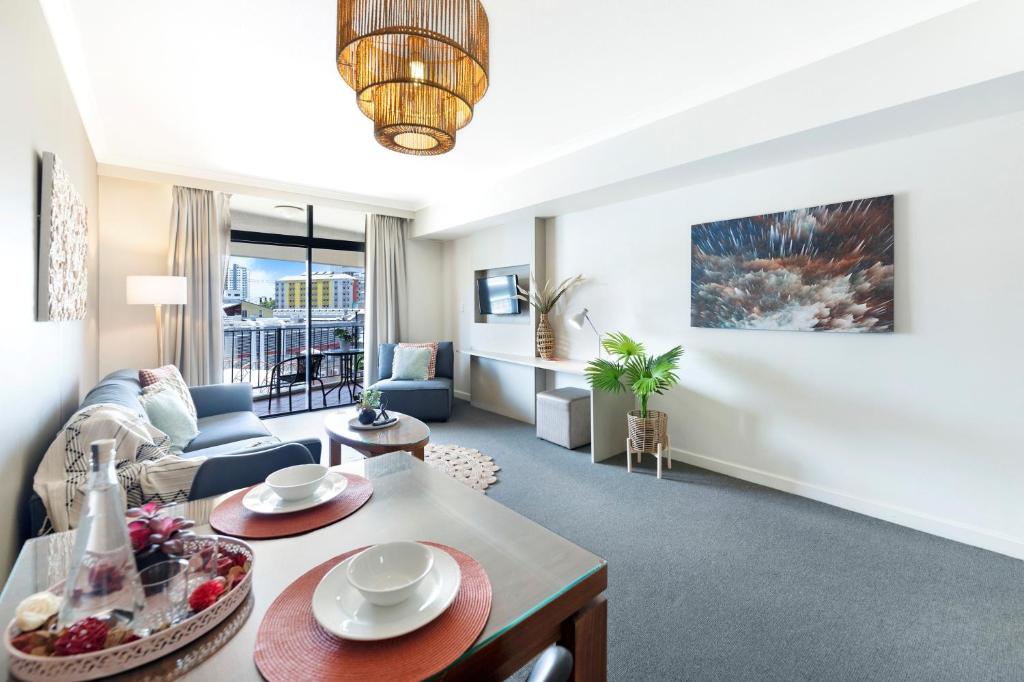 Setusvæði á King Suite Dreams - Poolside Living on the Esplanade