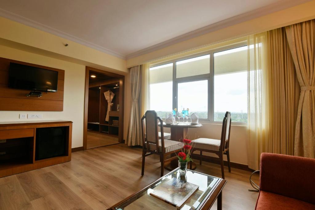 TV a/nebo společenská místnost v ubytování Peerless Hotel Kolkata
