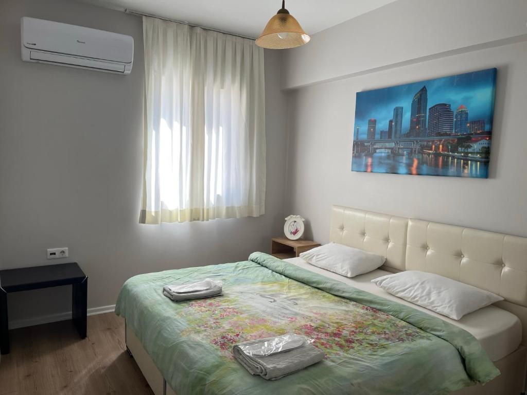 une chambre avec un lit et une grande fenêtre dans l'établissement Deka Evleri, à Izmir