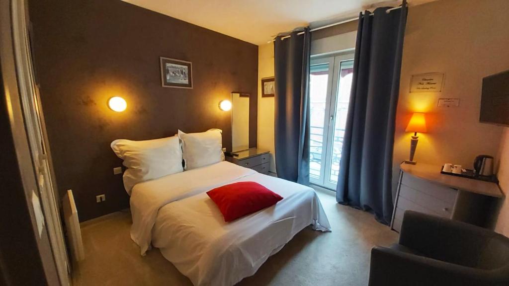 Postel nebo postele na pokoji v ubytování Hôtel 1er Consul Rouen