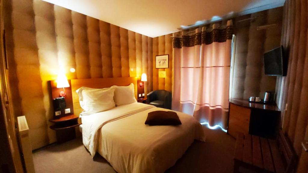 Postel nebo postele na pokoji v ubytování Hôtel 1er Consul Rouen