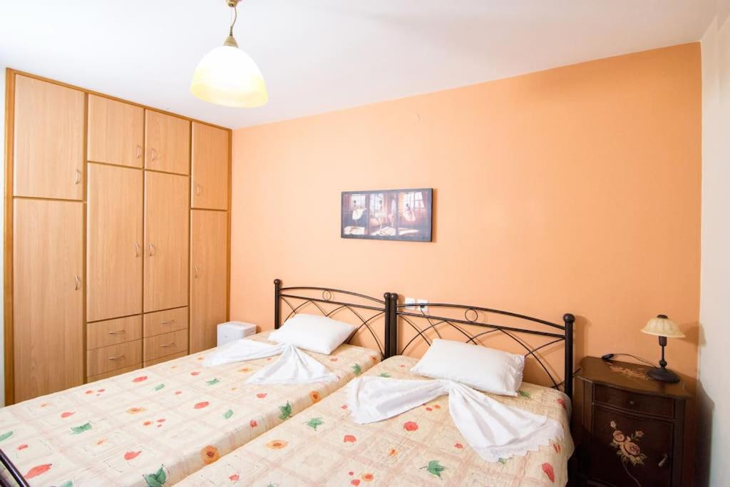 sypialnia z łóżkiem z 2 poduszkami w obiekcie Katerina's House w mieście Makrirrákhi