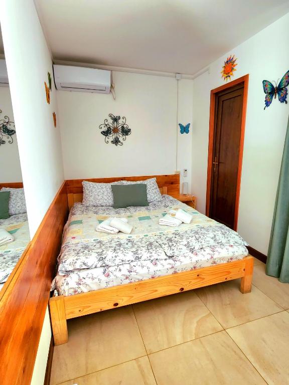 Postel nebo postele na pokoji v ubytování House & Yard Sesil XS 60m to beach