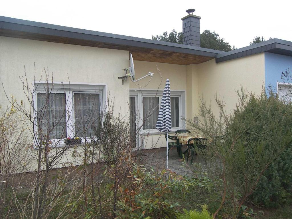 una casa con una bandiera sul lato di Ostsee Bungalow mit Kamin & Terrasse a Ostseebad Koserow