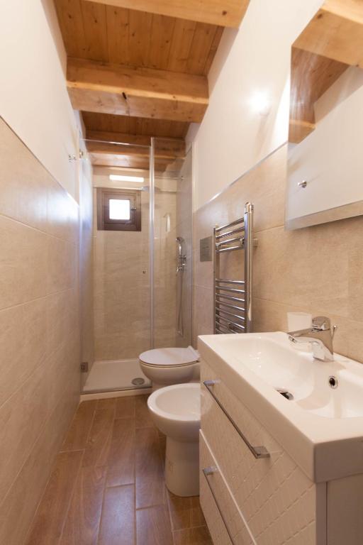 A bathroom at Verdirooms158