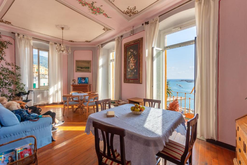 - un salon avec une table et un canapé bleu dans l'établissement Albergo Bandoni, à Rapallo