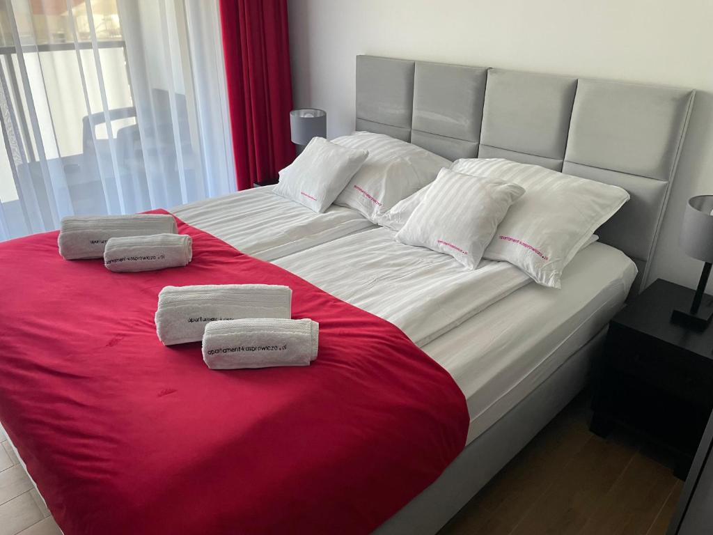 un grand lit avec deux serviettes dessus dans l'établissement Apartament Kasprowicza, à Kołobrzeg