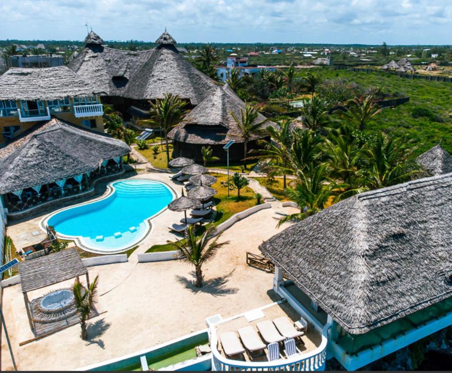 een luchtzicht op een resort met een zwembad bij Mawe Zuri Resort in Watamu