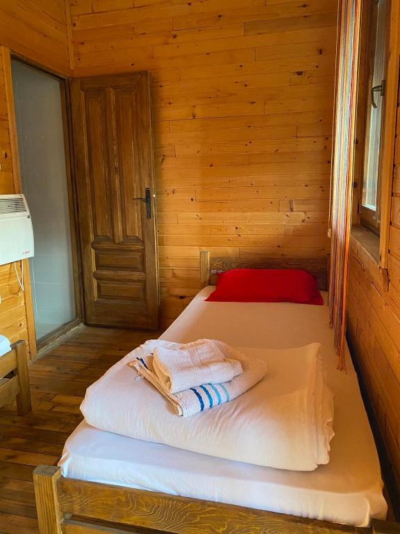 Postel nebo postele na pokoji v ubytování Lolini bungalovi