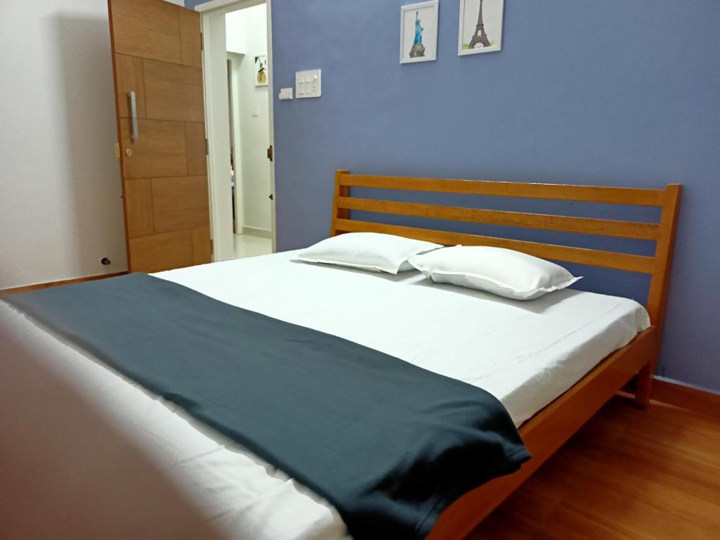 Postel nebo postele na pokoji v ubytování Meadows Homestay