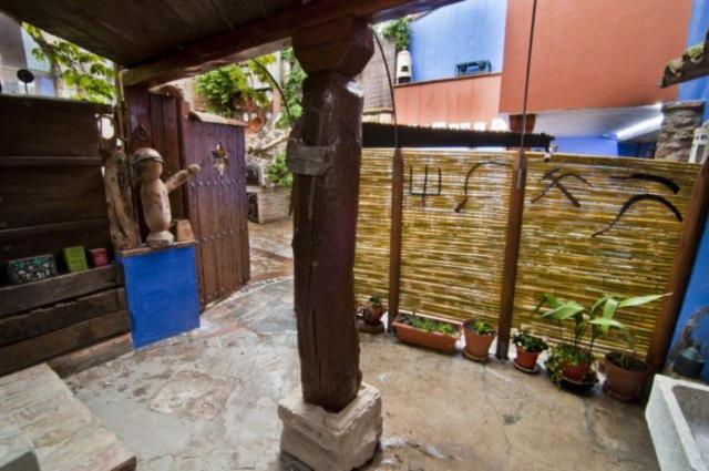 un patio con macetas y una valla de madera en apartamento Gulnara de Sefarat, en Calatayud