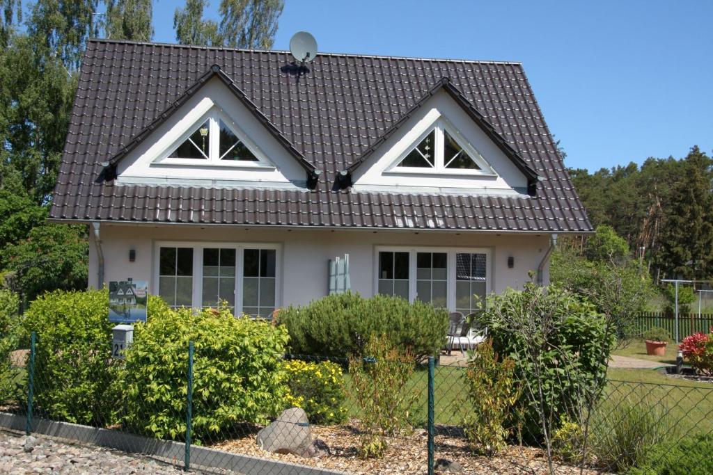 una casa con techo inclinado en Trassenheide, Ferienidyll Neubauer, en Ostseebad Karlshagen