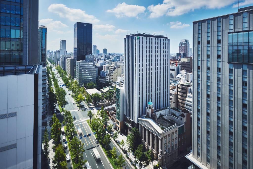 eine Luftansicht einer Stadt mit hohen Gebäuden in der Unterkunft Holiday Inn Express Osaka City Centre- Midosuji, an IHG Hotel in Osaka