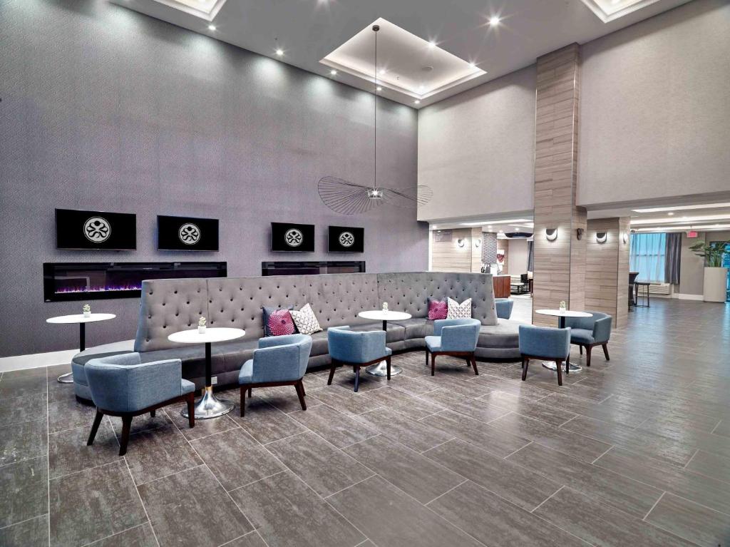 Posezení v ubytování Sandman Signature Plano-Frisco Hotel