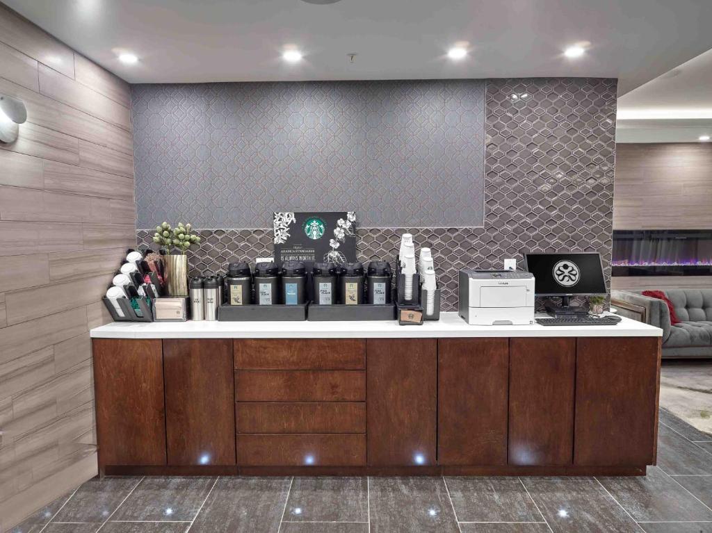 Příslušenství pro přípravu čaje a kávy v ubytování Sandman Signature Plano-Frisco Hotel