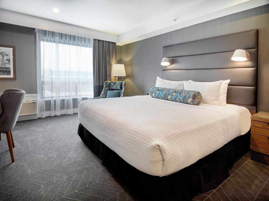 Postel nebo postele na pokoji v ubytování Sandman Signature Plano-Frisco Hotel