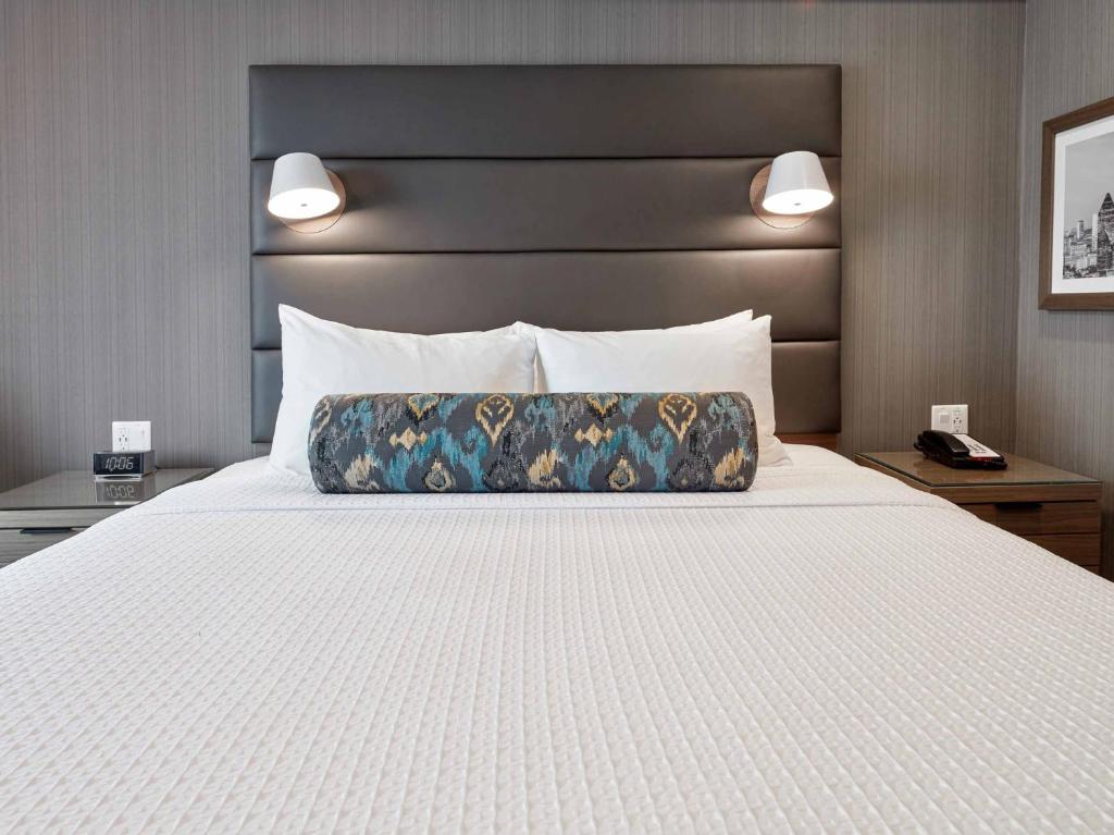 Postel nebo postele na pokoji v ubytování Sandman Signature Plano-Frisco Hotel