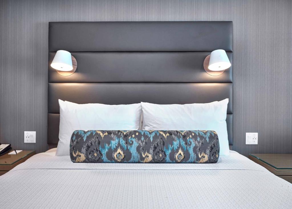 Postel nebo postele na pokoji v ubytování Sandman Signature Plano-Frisco Hotel