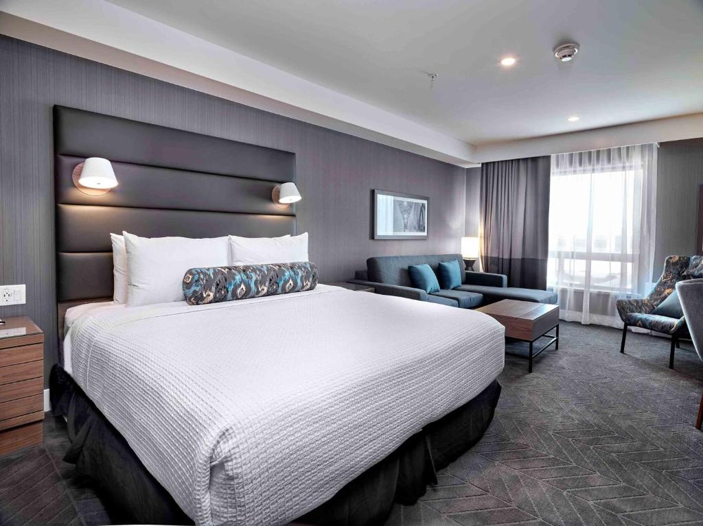 Postel nebo postele na pokoji v ubytování Sandman Signature Plano-Frisco Hotel