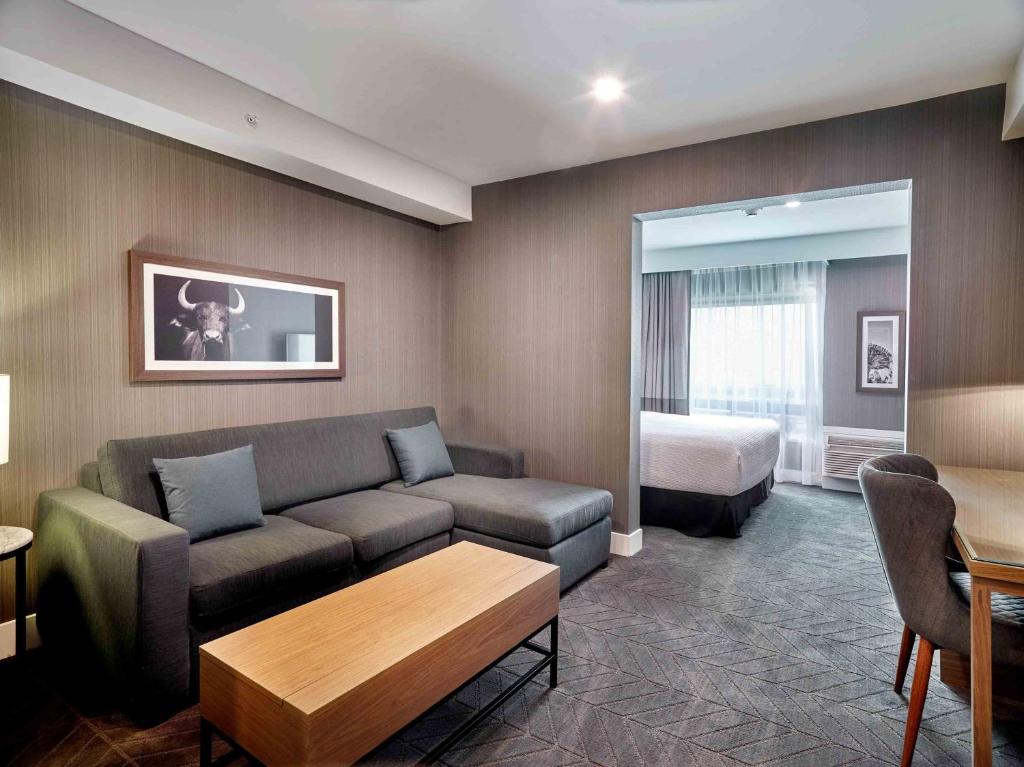 Posezení v ubytování Sandman Signature Plano-Frisco Hotel