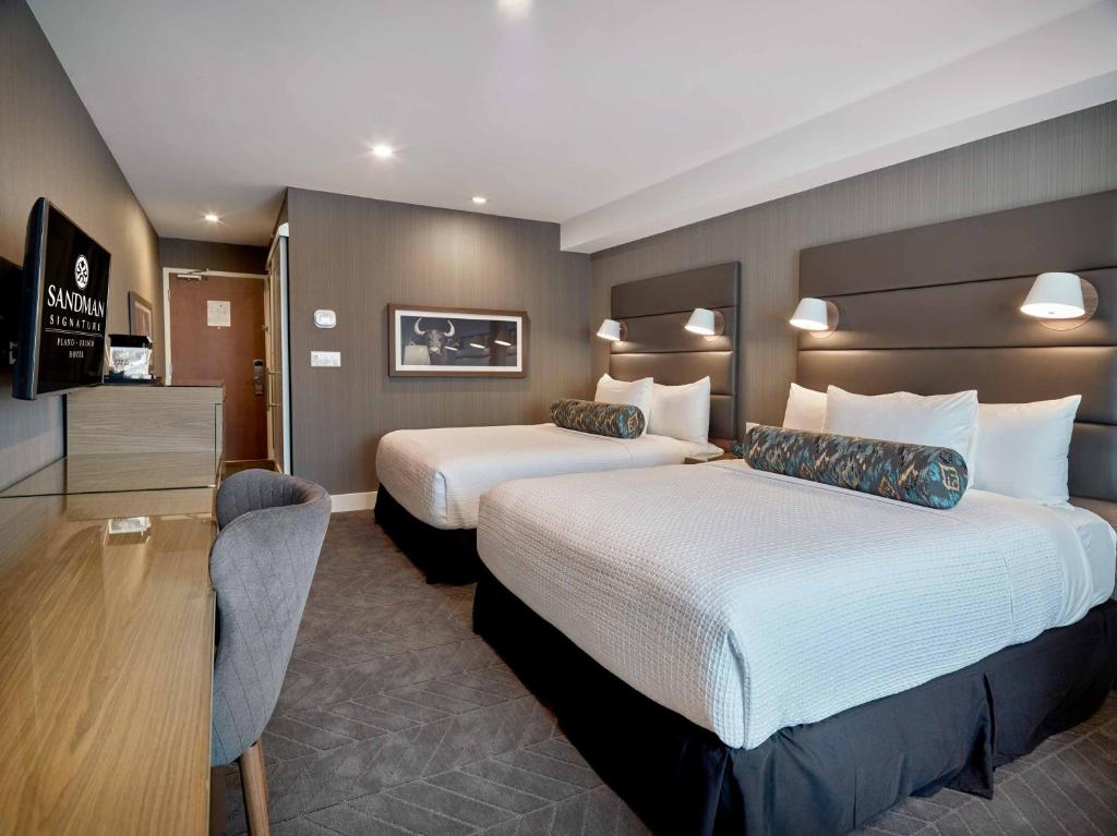 Postel nebo postele na pokoji v ubytování Sandman Signature Plano-Frisco Hotel