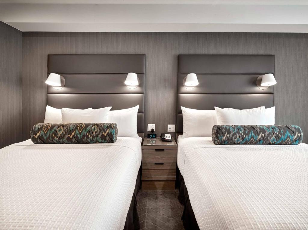 Postel nebo postele na pokoji v ubytování Sandman Signature Plano-Frisco Hotel