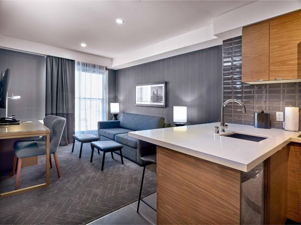 Kuchyň nebo kuchyňský kout v ubytování Sandman Signature Plano-Frisco Hotel
