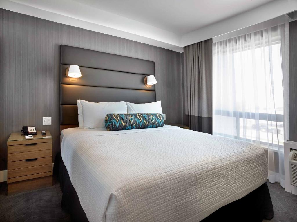 Postel nebo postele na pokoji v ubytování Sandman Signature Plano-Frisco Hotel