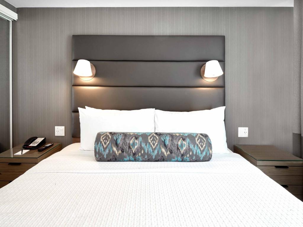 Postel nebo postele na pokoji v ubytování Sandman Signature Plano-Frisco Hotel