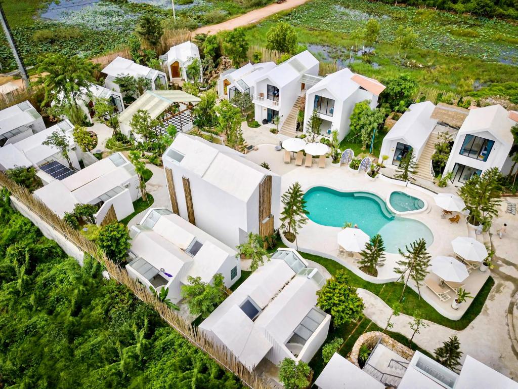 - une vue aérienne sur une villa avec une piscine dans l'établissement Montagne Residence, à Kampot