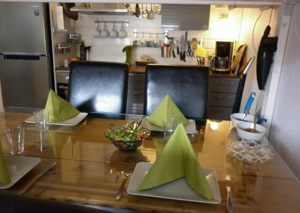 的住宿－Tampere, Teisko , Näsijärven rannalla，餐桌,配有两把椅子和一张带绿餐巾的桌子
