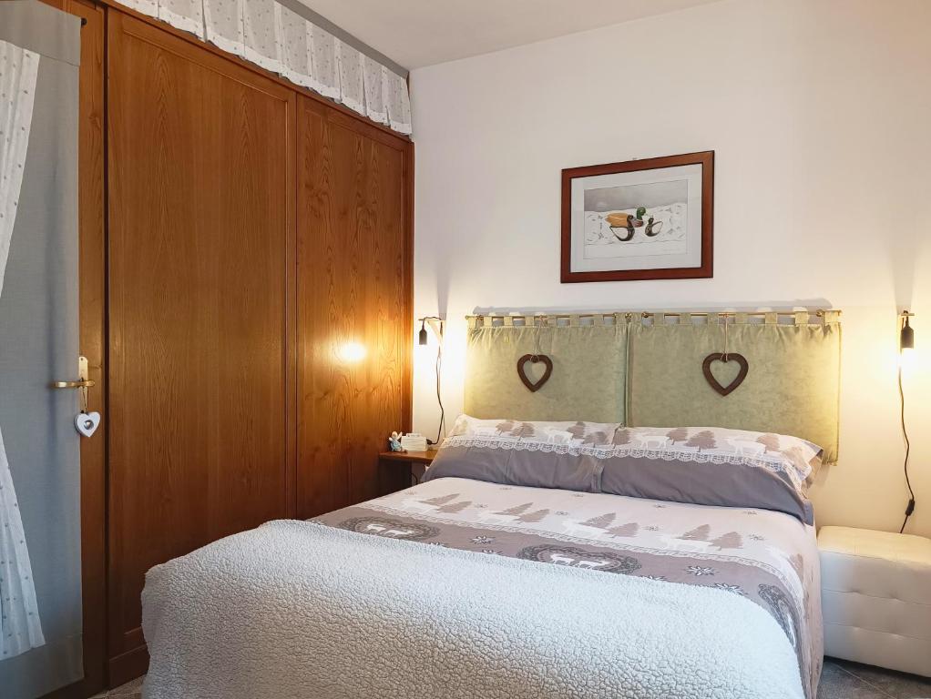 a bedroom with a bed and a wooden door at La CRI Bed & Breakfast in Giustino