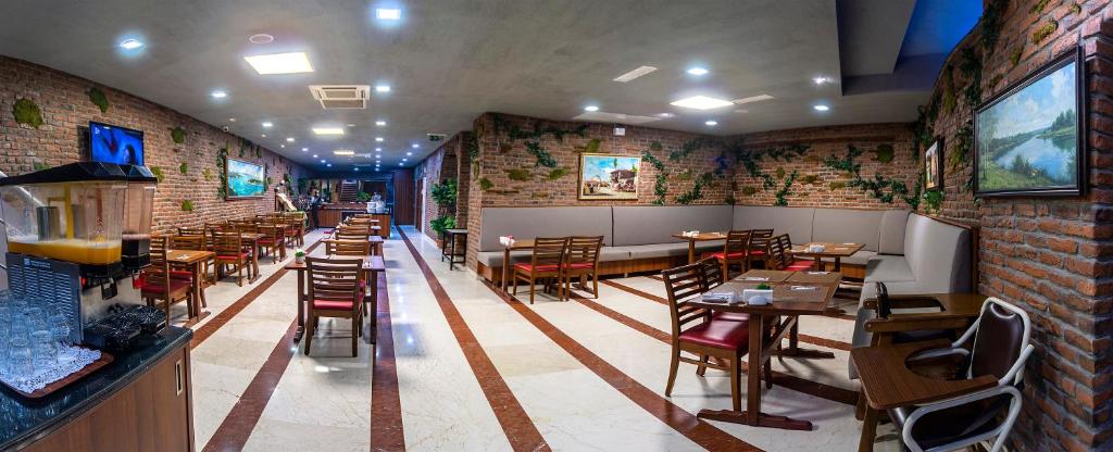 A television and/or entertainment centre at Aprilis Hotel - Special Category