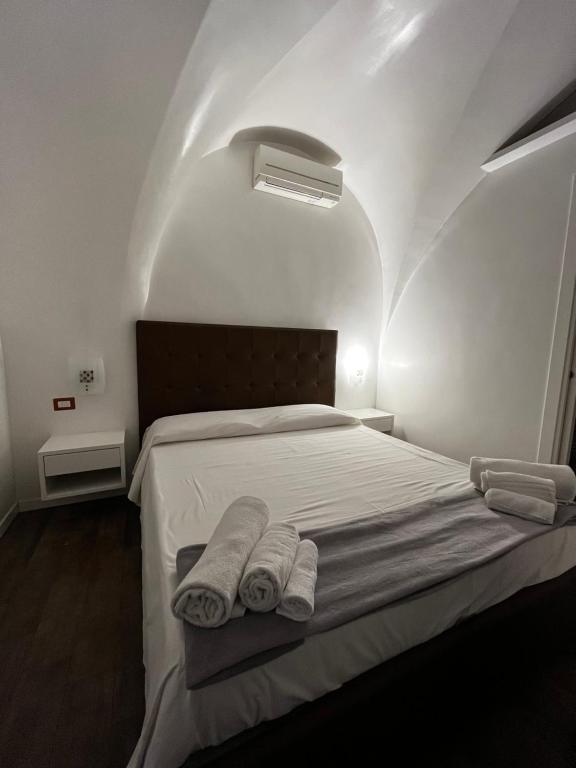 een slaapkamer met een bed met twee handdoeken erop bij Casa Giorgia luxury apartment in Rome