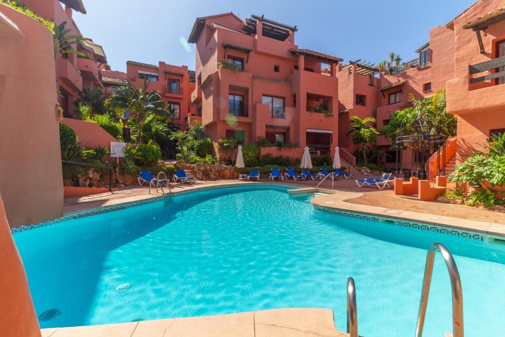 The swimming pool at or close to XPCE D CARLOS GARDENS Apartment