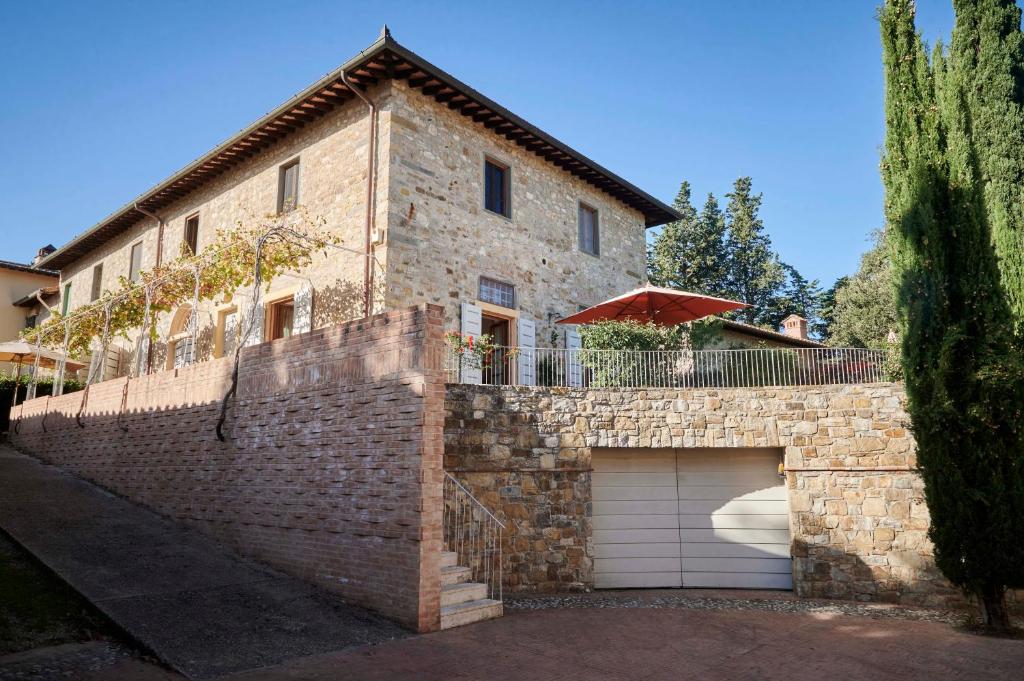 ceglany dom z garażem i ogrodzeniem w obiekcie I Casaloni w mieście Panzano in Chianti