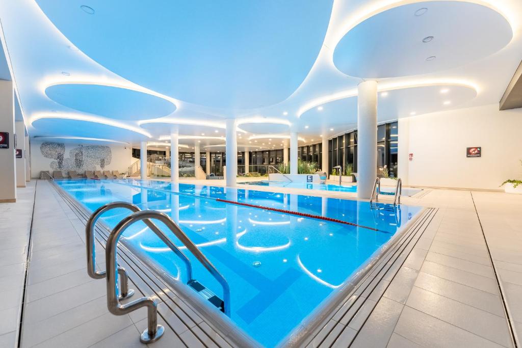 Bazén v ubytování Apartament Lux Tukan B004, Polanki Aqua - Holiday City nebo v jeho okolí